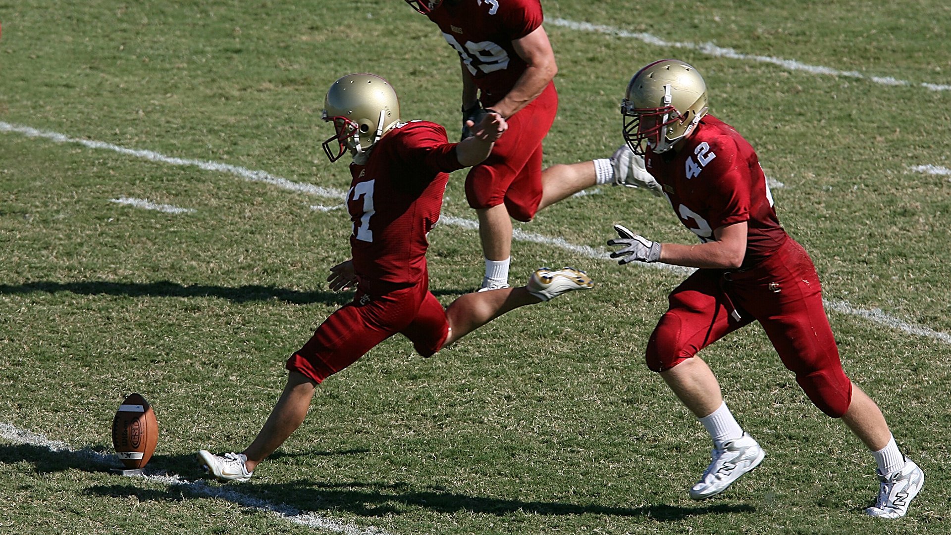 亚冠决赛对决在即！北京国安演练定位球，洛杉矶湖人密集防守应对